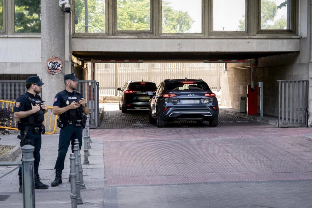 Begoña Gómez entrega su pasaporte en el juzgado tras acordarlo el juez Peinado
