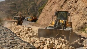 Bolivia mantiene 27 carreteras bloqueadas pese al estado de excepción y avanza en acuerdos parciales para despejar carreteras | elperiodico.com