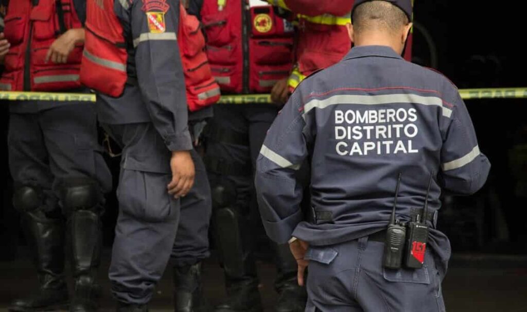 Bomberos de Caracas extinguieron fuerte incendio en un apartamento de Palo Verde