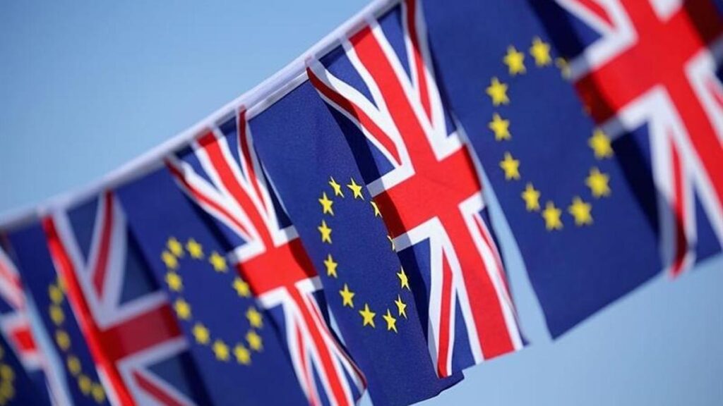 Archivo - Banderines del Reino Unido y la UE.