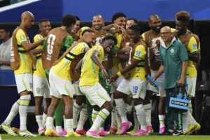 Brasil abduce a Escocia con Vinícius | europapress.es