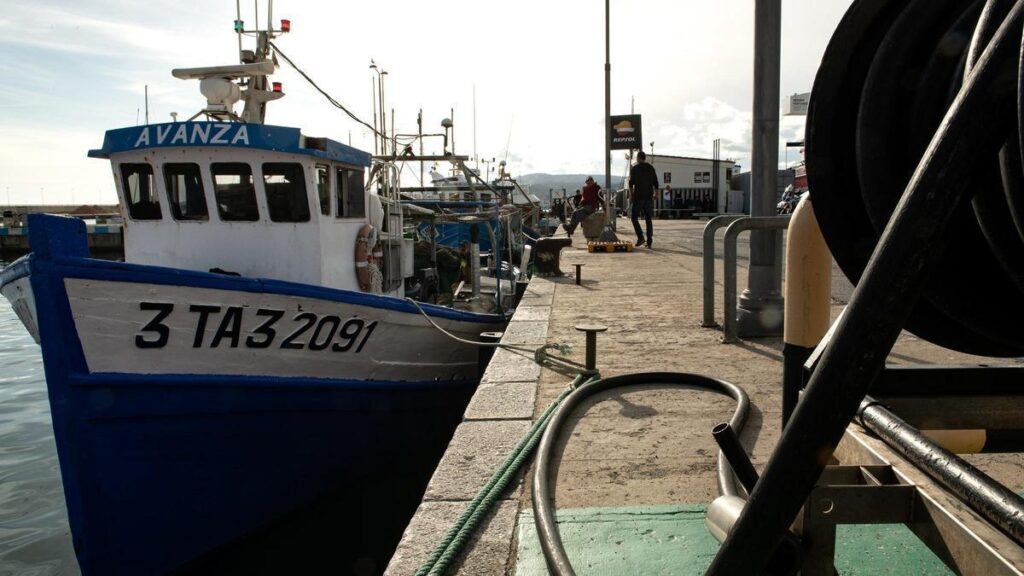 Un barco de pesca reposta, a 10 de marzo de 2026, en Palamós, Girona, Catalunya (España).