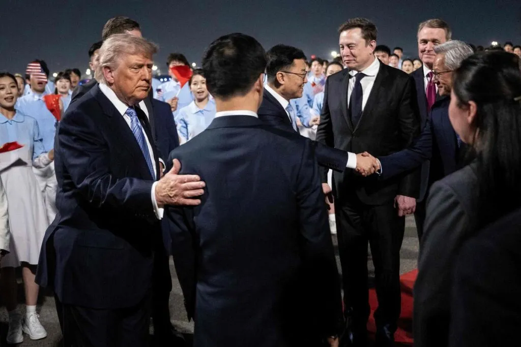 El presidente de EEUU, Donald Trump, acompañado por los magnates Elon Musk (Tesla, SpaceX, X) y Jensen Huang (Nvidia) en su llegada a China.