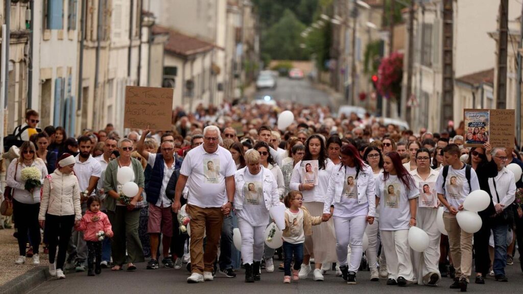 Marcha en memoria de Lyhanna y para reclamar más leyes que protejan a los menores, en Saint-Jean d'Angely, este martes.