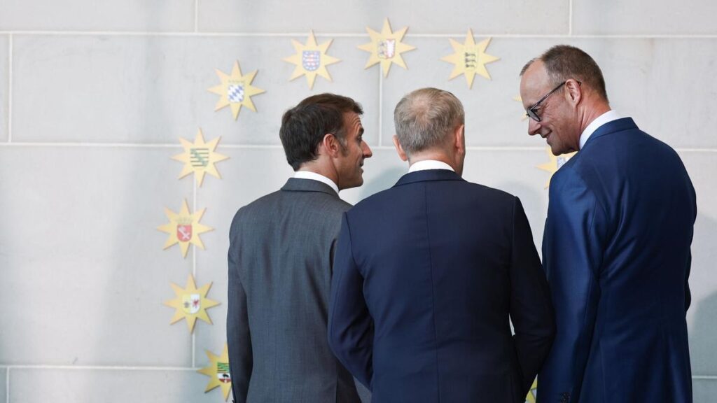 Donald Tusk, Emmanuel Macron y Friedrich Merz.