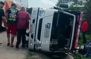 Camión del INTT se volcó en la carretera Anaco – Barcelona