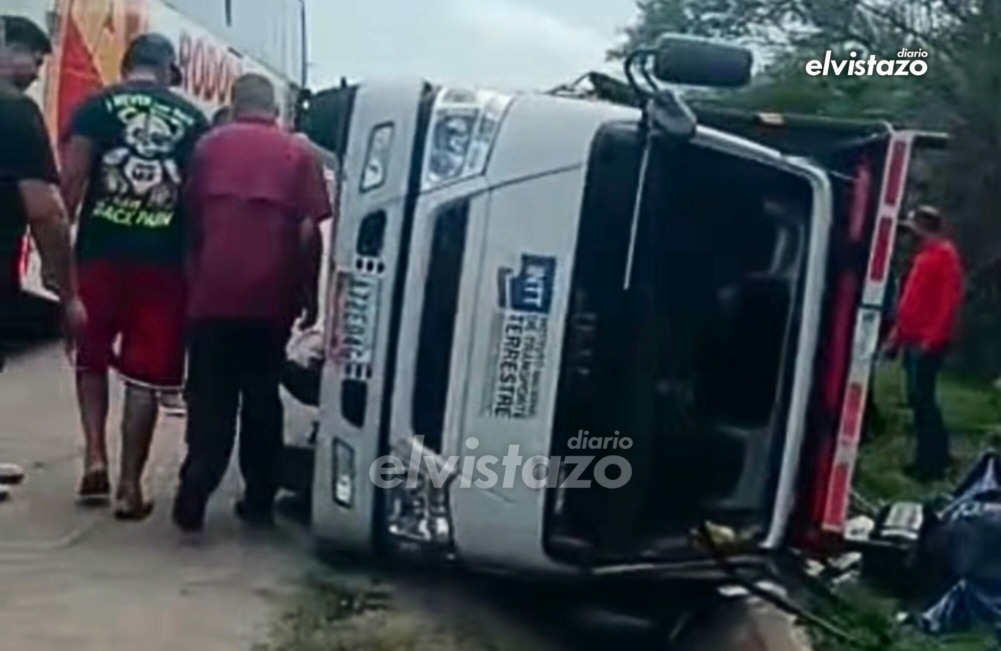 Camión del INTT se volcó en la carretera Anaco - Barcelona