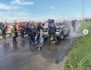 Camioneta se incendió tras estallar un caucho y dejó tres heridos