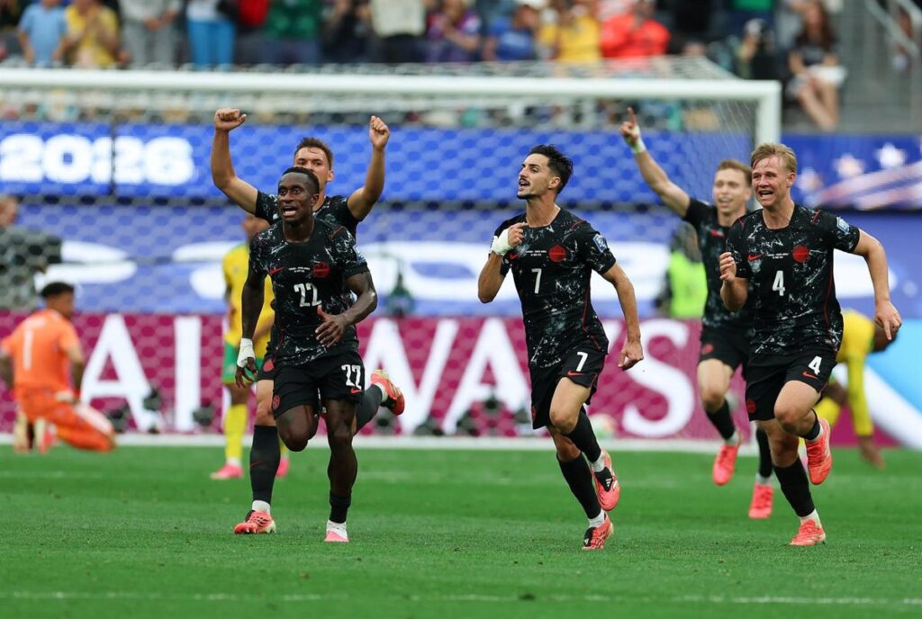 Canadá tumba a Sudáfrica en el 92' y sigue haciendo historia
