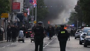 Caos en Irlanda del Norte: protestas antiinmigración tras un ataque con cuchillo que dejó a un hombre grave
