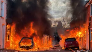 Caos en el Reino Unido: Manifestantes incendian vehículos y viviendas y bloquean carreteras tras un brutal apuñalamiento (VIDEOS)