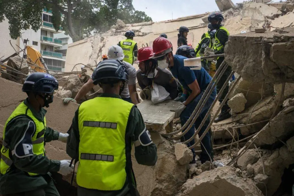 Caraqueños esperan por buenas noticias de familiares atrapados en edificios tras terremoto