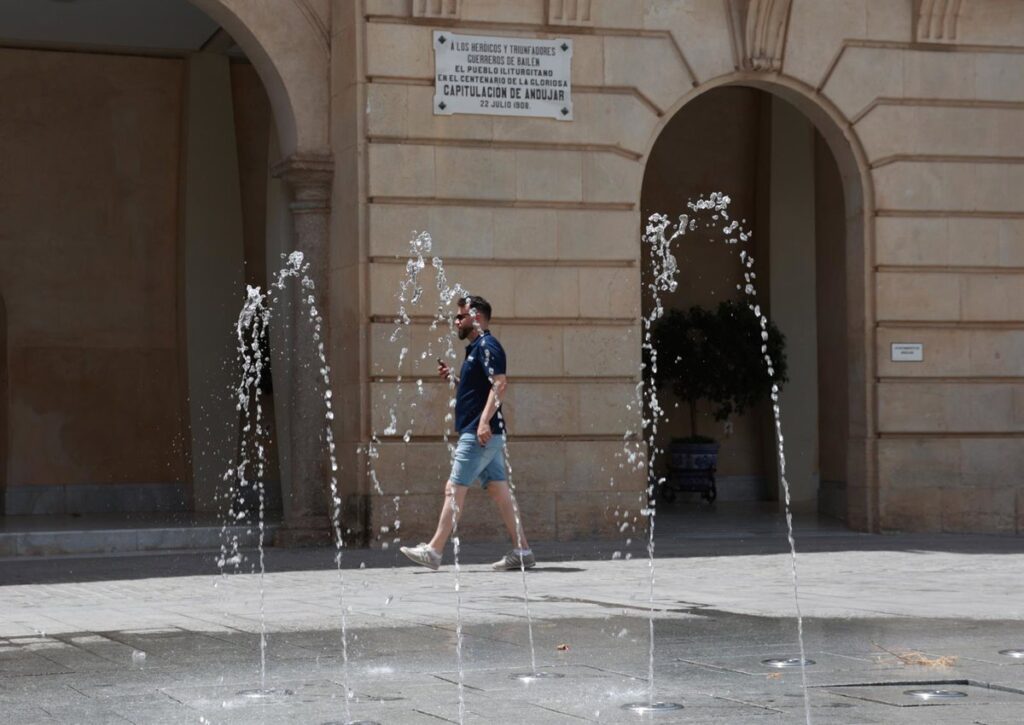 Casi toda España estará hoy en aviso por calor, con Cantabria y País Vasco en nivel rojo