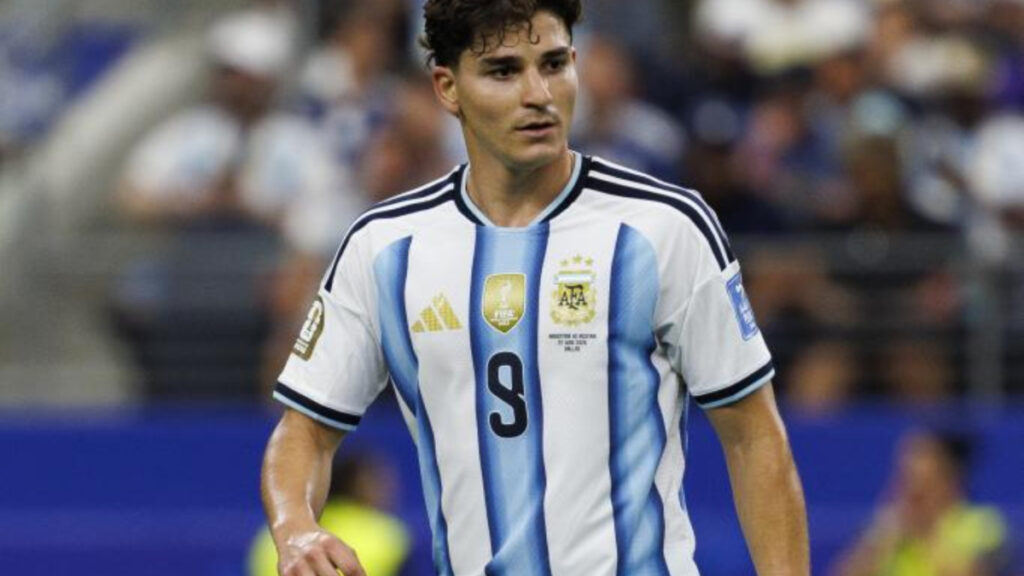 'Caso Julián Alvarez': la normativa FIFA prevé sanciones para los clubes que induzcan a un jugador a romper su contrato