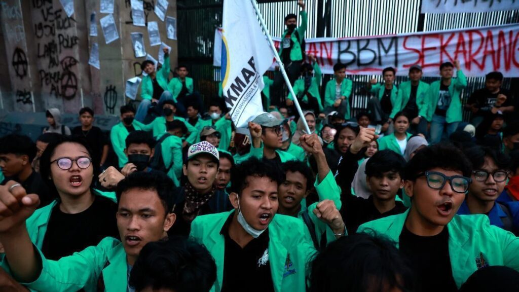 Estudiantes corean consignas durante una protesta contra el aumento del precio del combustible y la ineficiente gestión del presupuesto gubernamental frente al edificio del Parlamento en Yakarta, Indonesia, el 15 de junio de 2026