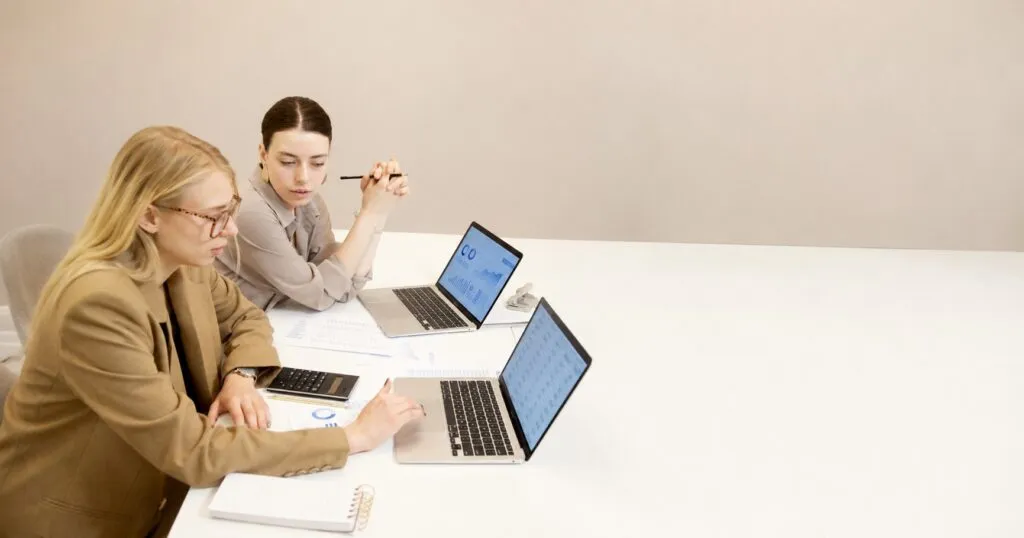 Profesional utilizando un sistema ERP en ordenador para gestión empresarial unificada