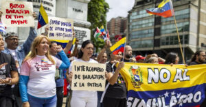 Chavismo hace intercambio de barajitas para llenar marcha – El Chigüire Bipolar