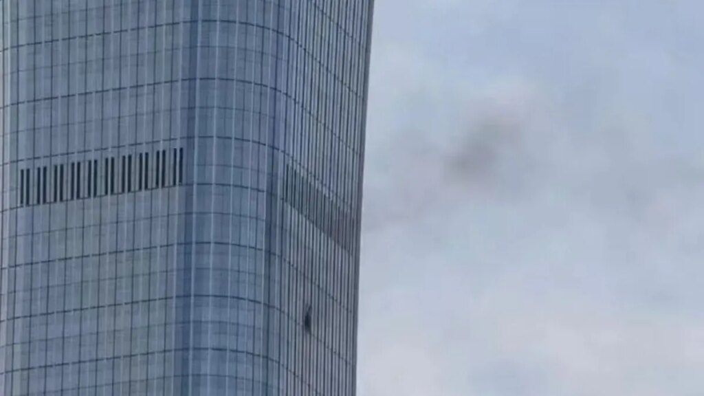 China: una avioneta se estrelló contra el rascacielos más alto de Pekín y la ciudad recupera la normalidad en horas