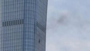 China: una avioneta se estrelló contra el rascacielos más alto de Pekín y la ciudad recupera la normalidad en horas