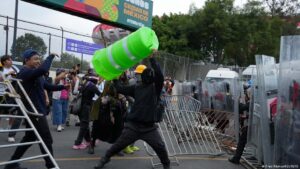 Chocan manifestantes y policías afuera del estadio Azteca
