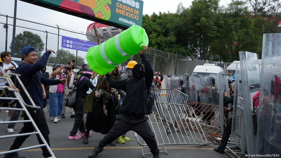 Chocan manifestantes y policías afuera del estadio Azteca