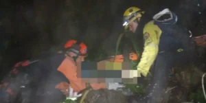 Cinco fallecidos tras precipitarse vehículo al vacío