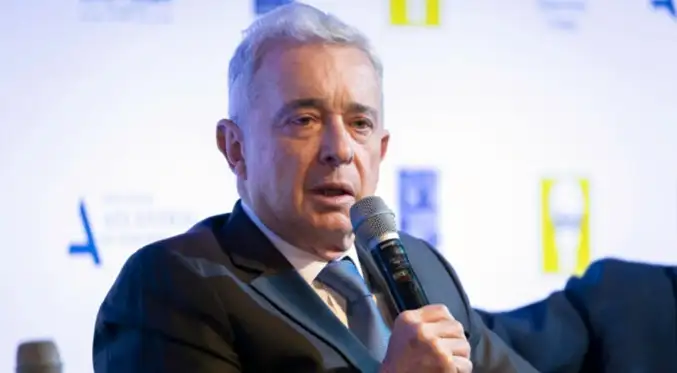 Citan a Álvaro Uribe a indagatoria por 2 masacres de paramilitares