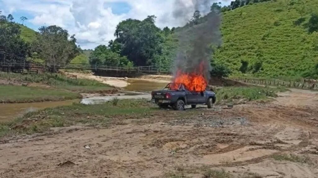 Clan del Golfo secuestró a cuatro personas e incendió un vehículo en Segovia, Antioquia: Ejército desplegó operativo de búsqueda