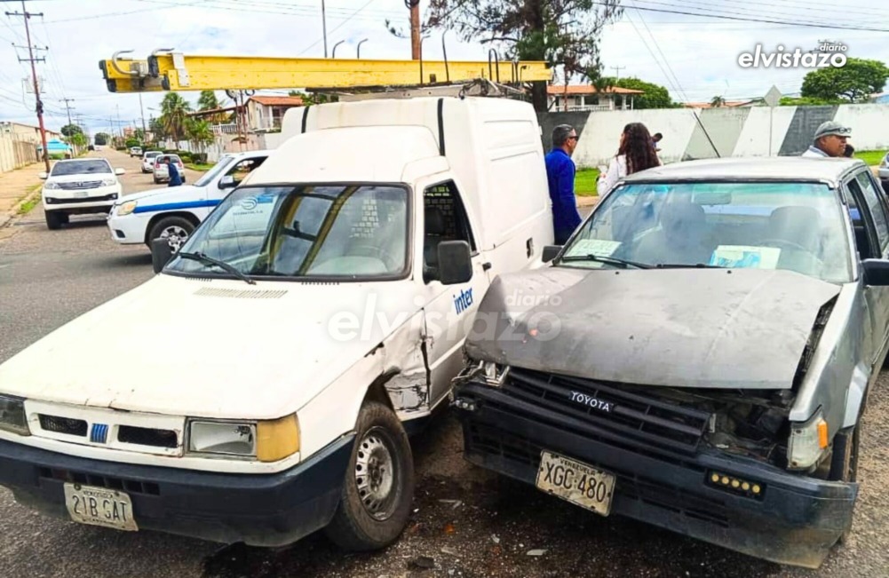 Colisión entre vehículo de Inter y un particular cerca del CC Morichal Plaza no dejó lesionados