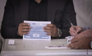 Colombia celebra segunda vuelta electoral para elegir nuevo presidente