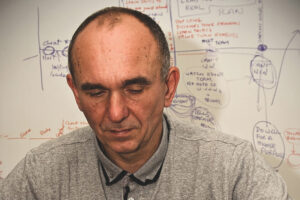 Cómo Peter Molyneux pasó de vender judías estofadas a crear videojuegos tras engañar a Commodore