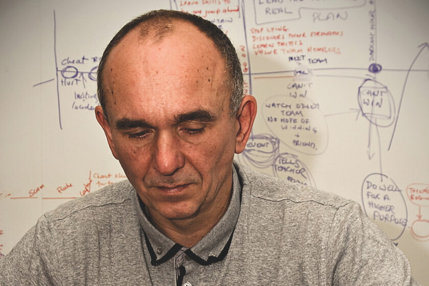Cómo Peter Molyneux pasó de vender judías estofadas a crear videojuegos tras engañar a Commodore