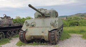 Compró un tanque viejo en eBay y al abrir el depósito se quedó sin palabras con el tesoro que había dentro