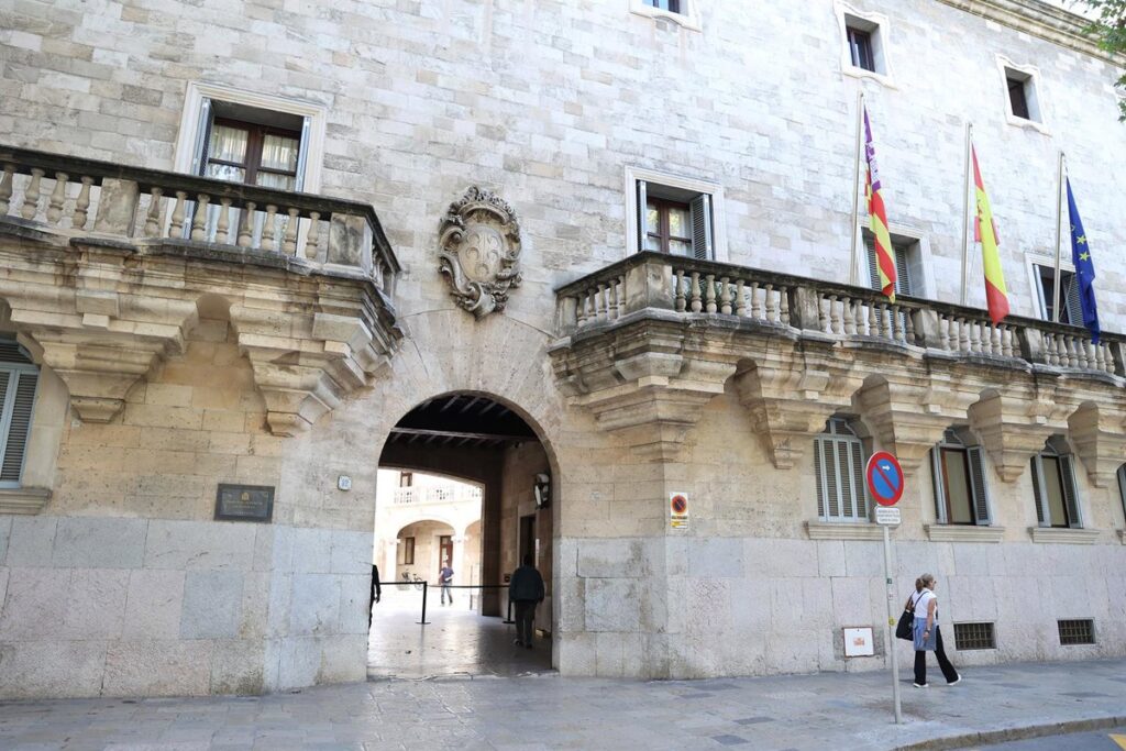 Condenado a 60 años de cárcel por robar fotos íntimas de personas a las que arreglaba sus ordenadores en Ibiza