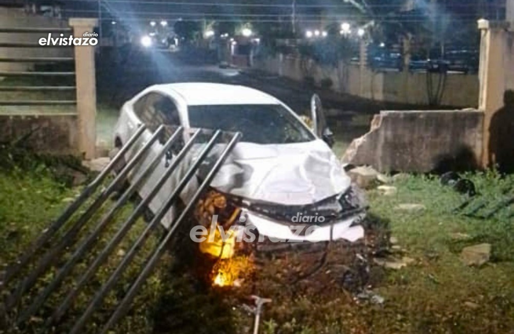 Conductor de Corolla derribó una pared perimetral de la Urb. Los Jabillos