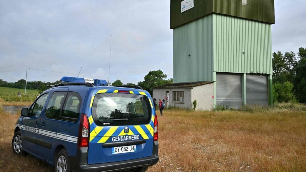 Un vehículo de la Gendarmería frente al silo donde ha sido hallado el cuerpo de una niña, que se piensa que podría ser el de Lyhanna, en la localidad de Fleurance.