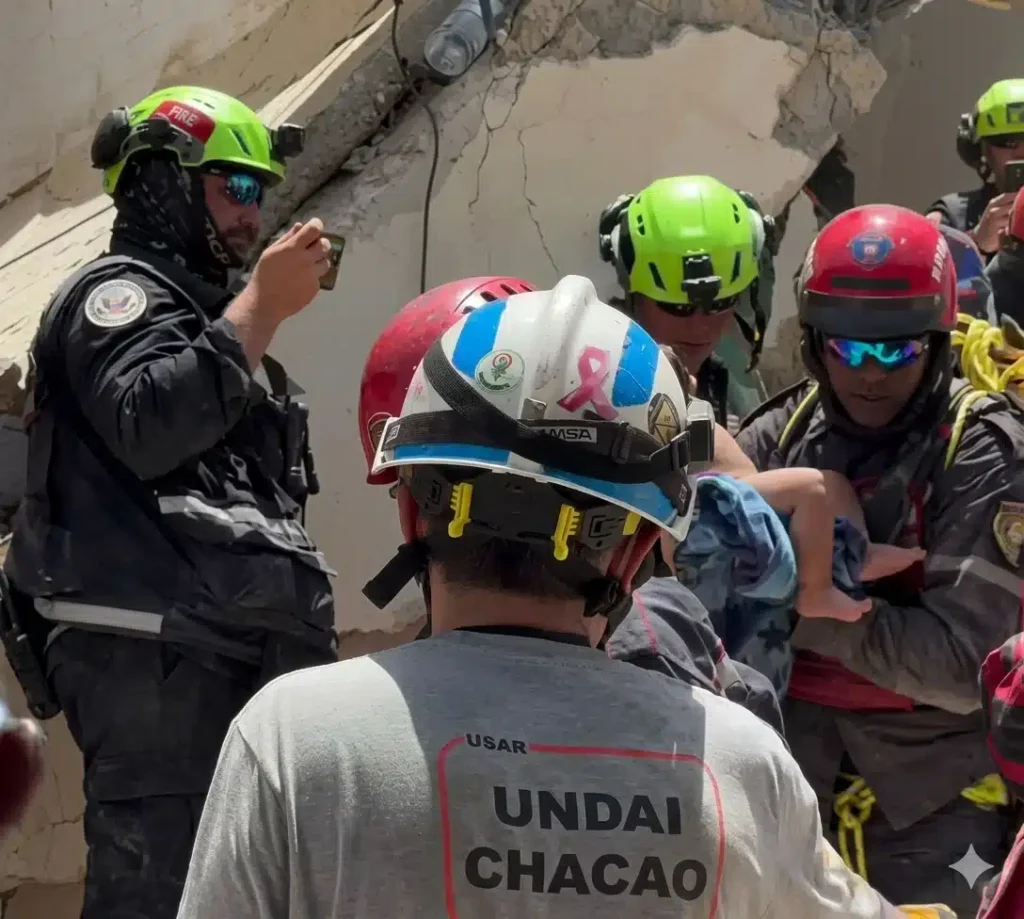 Continúan los milagros: Equipos de rescate de EE.UU. y Venezuela logran sacar a madre y su bebé bajo los escombros