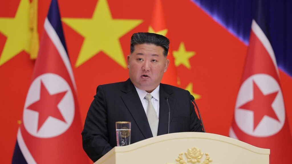 Kim Jong-un dando un discurso pronunciando unas palabras durante un banquete en honor del presidente chino Xi Jinping en la Casa Mokran.