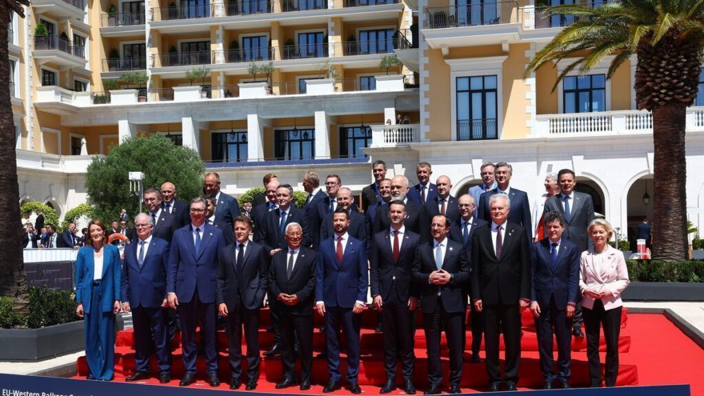 Los líderes de la Unión Europea y los Balcanes Occidentales posan en la foto de familia durante la sesión plenaria de la Cumbre UE-Balcanes Occidentales, a 5 de junio de 2026, en Tivat (Montenegro).