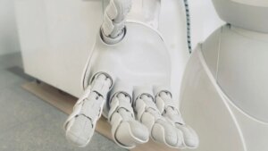 Crean una mano robótica pianista que aprende a tocar melodías desconocidas en tan solo dos minutos