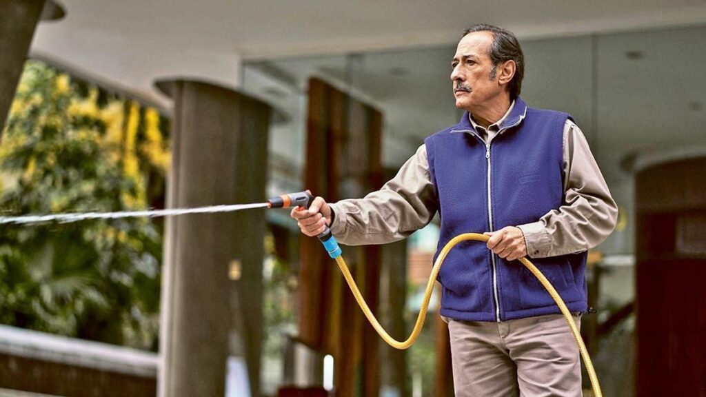 El actor Guillermo Francella, en la serie argentina 'El encargado', donde encarna a un portero de edificio de Buenos Aires.