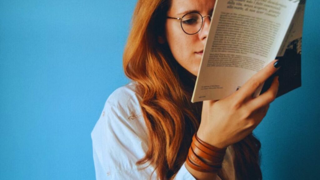 Cuanto más digital se vuelve la educación, más evidente resulta una conclusión incómoda. Leer textos complejos y escribir a mano siguen siendo las únicas prácticas que garantizan un aprendizaje profundo y duradero