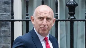 DIMITE JOHN HEALEY | Dimite el ministro de Defensa de Reino Unido por las diferencias sobre el gasto militar | elperiodico.com