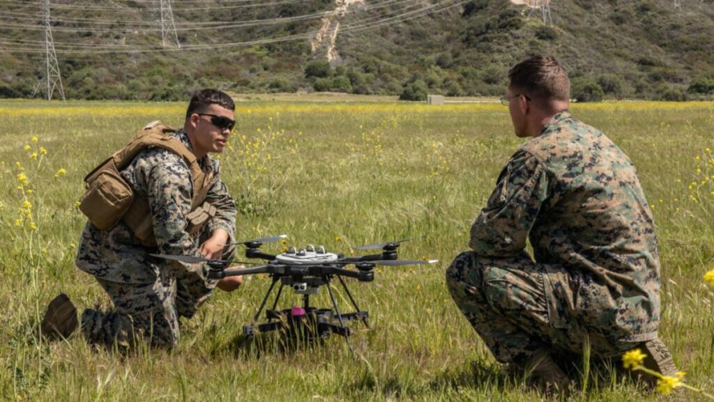 Dos marines oper un dron