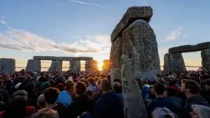 Decenas de miles de personas celebran llegada del verano en el místico Stonehenge