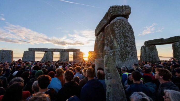 Decenas de miles de personas celebran llegada del verano en el místico Stonehenge