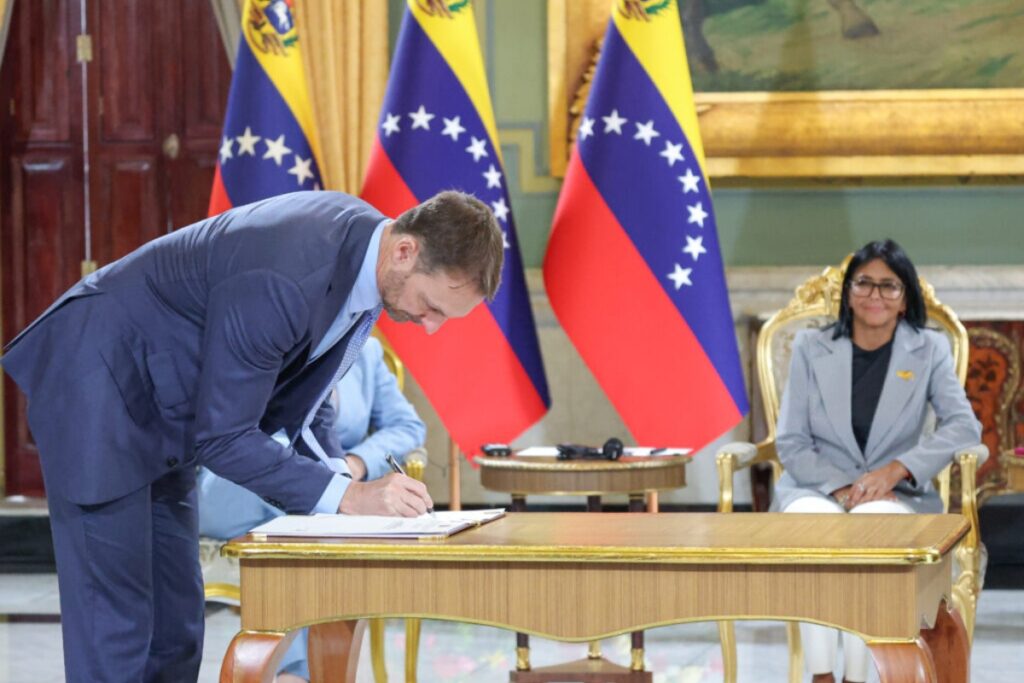 Delcy Rodríguez firmó acuerdos con Shell para explotar millonario campo gasífero