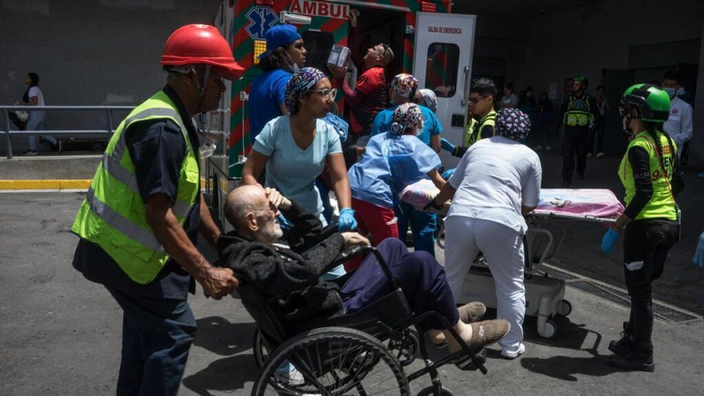 La desesperada búsqueda de desaparecidos en la zona cero del doble terremoto en Venezuela