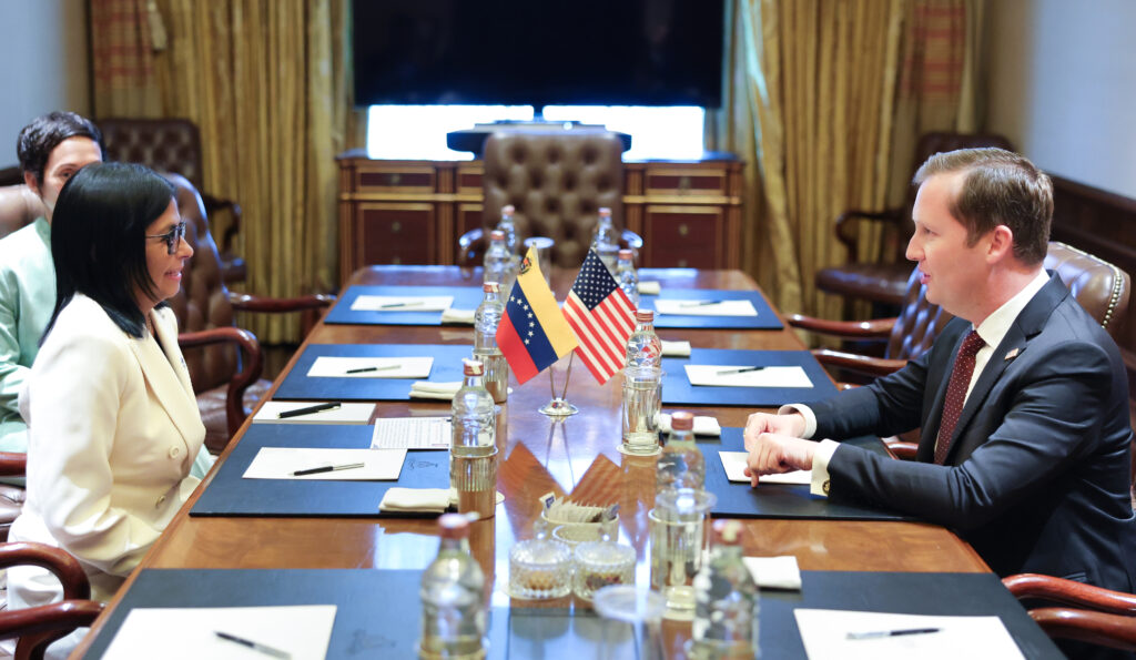 Delcy Rodríguez se reunió en India con el embajador de EEUU