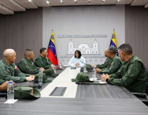 Delcy reunió al Alto Mando Militar mientras arde el sur minero de Bolívar